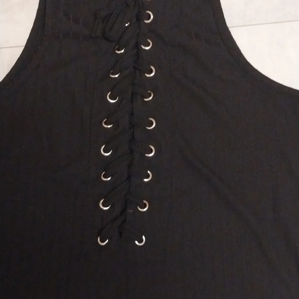 Black crop tank top - Picture 2 of 3